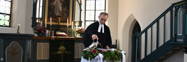 Pfarrer Uwe Bloch bei einer Taufe, evangelische Kirche Pleinfeld