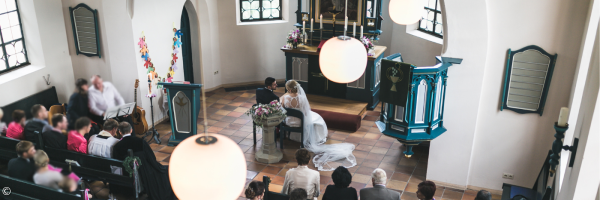Blick auf den Altar während einer Kirchlichen Trauung in Pleinfeld