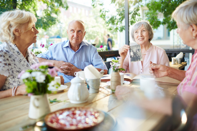 Menschen die gemeinsam beim Kirchencafe sitzen